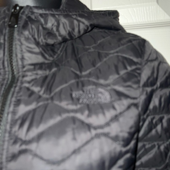The North Face Women's ThermoBall Insulated Black Hooded Parka II - Picture 2 of 10